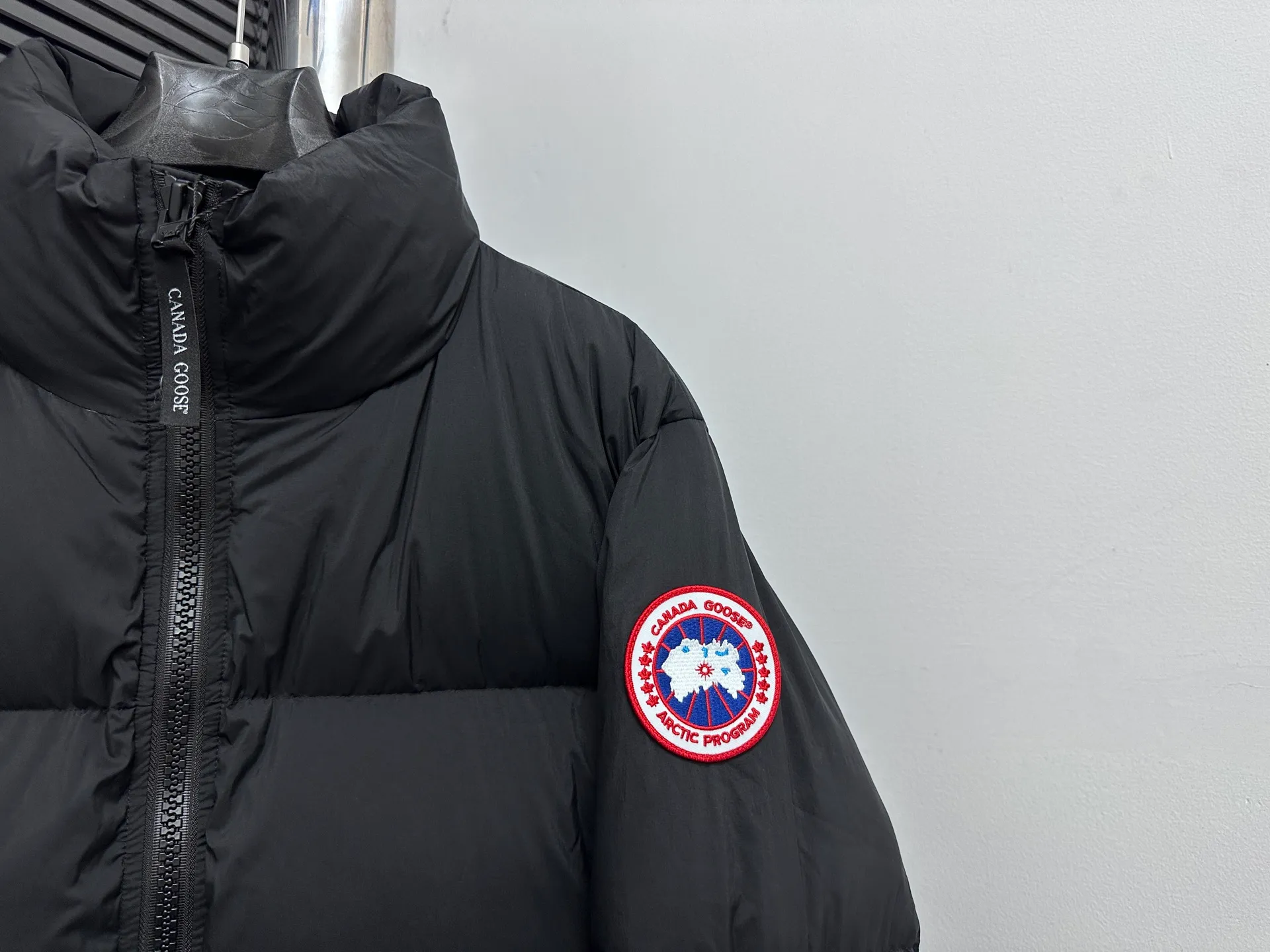 P840 【Canada gooes】Large Goose Sleeve Stand Collar Down Jacket Lawrence down jacket provides basic protection for daily adventures. Delicately soft fabric, this is a water-repellent fabric that is soft to the touch yet durable. Filled with extremely fluffy white duck down. This piece has a quilted body and structured down. Padded collar and reflective double-stripe grip tape. Extended hem and tucked-in inner rib-knit cuffs. Size: XS-2XL